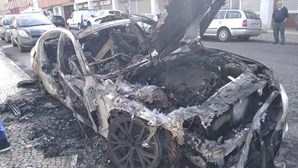 Um carro destruído e outros dois danificados em incêndio em Lisboa