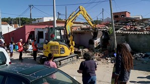 Amianto atrasa demolições em bairro de Almada
