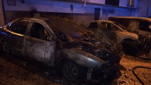 Um carrinha e dois carros incendiados em Algueirão-Mem Martins