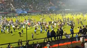 Pelo menos 125 pessoas mortas após invasão de um campo de futebol na Indonésia