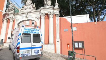 Parte de tecto de corredor do hospital São José cai e atinge duas pessoas