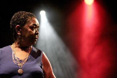 Filme sobre Cesária Évora revela impacto da doença bipolar na diva dos pés descalços