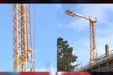 Grua de obra cai em cima de edifício devido ao mau tempo