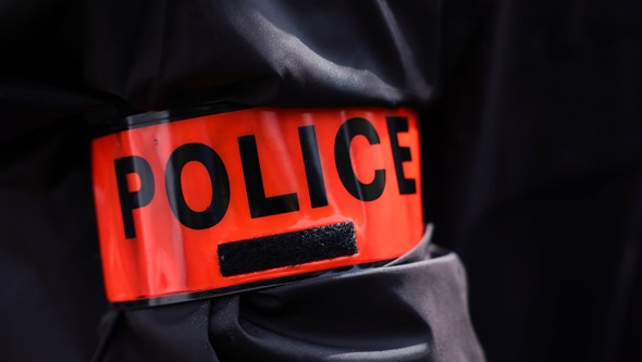 Dois polícias baleados em frente a esquadra em Paris