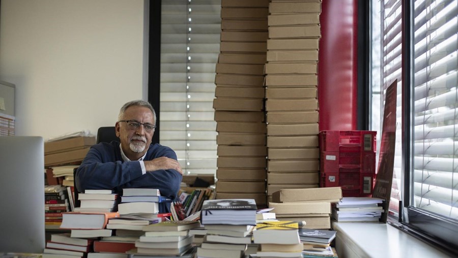Francisco José Viegas como gosta de estar. rodeado de livros