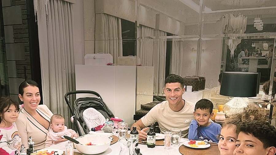 Ronaldo feliz ao lado de Georgina e os filhos