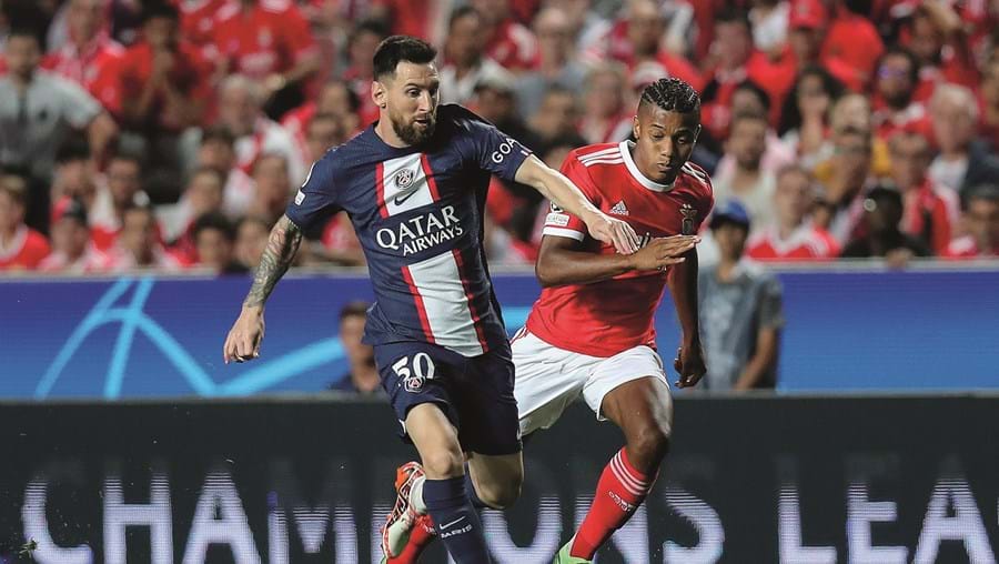 Messi, autor do golo do PSG, tenta fugir a David Neres, em lance do jogo de ontem à noite no Estádio da Luz