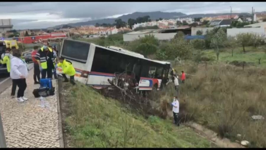 Despiste de autocarro faz nove feridos em Rio de Mouro 