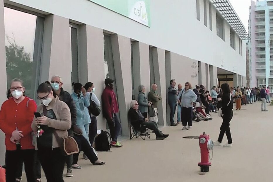 Fila à porta do Centro de Saúde de Mem Martins, Sintra
