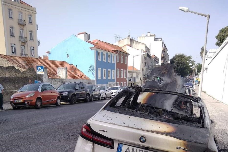 Carro incendiado