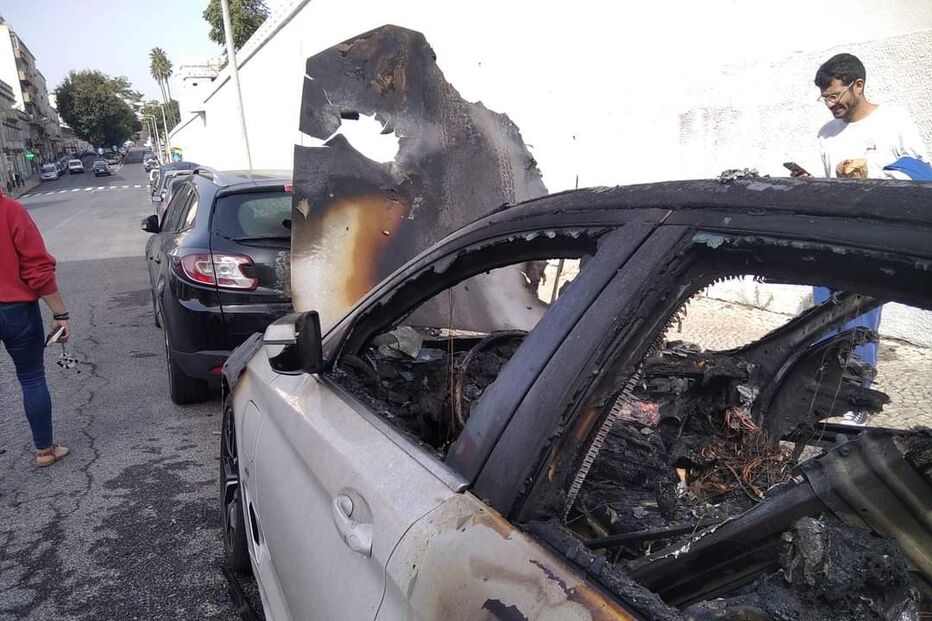 Carro incendiado