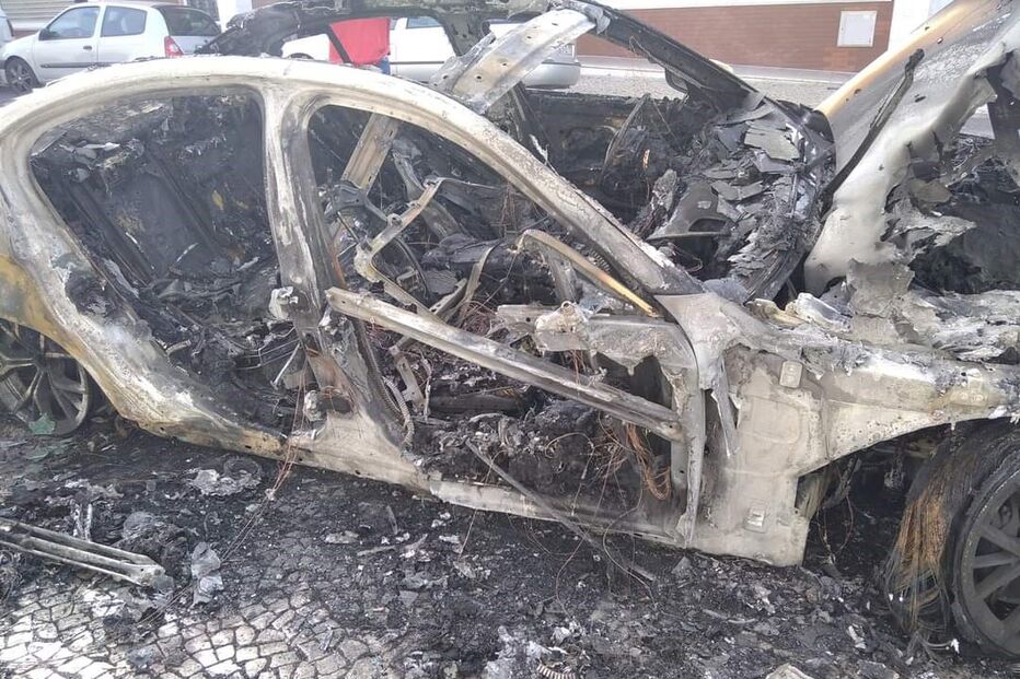 Carro incendiado