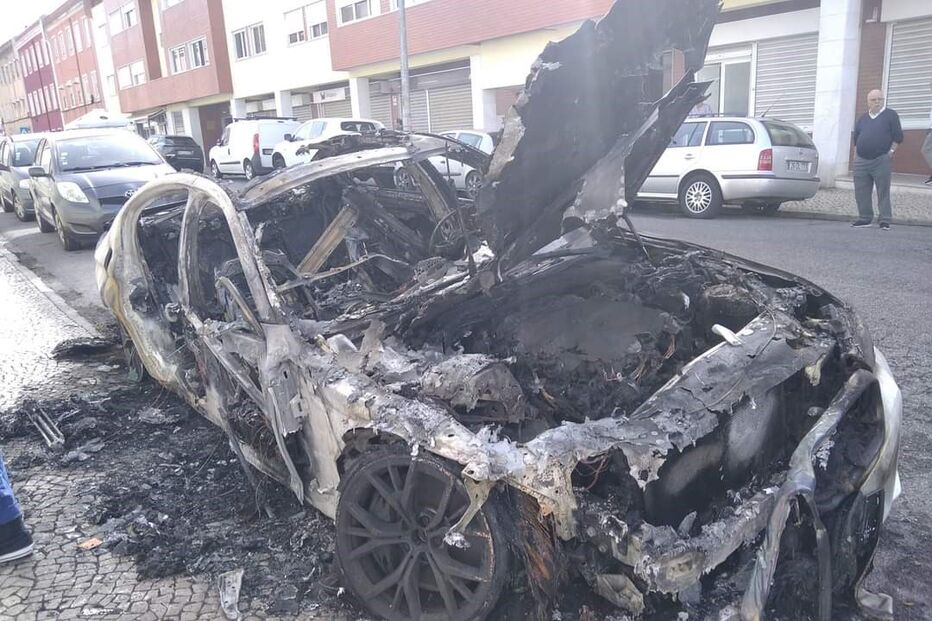 Carro incendiado