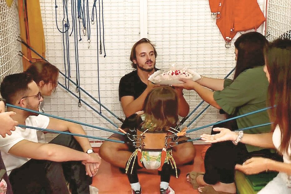 ‘Bebé sem rosto’ surpreende e sopra vela no dia de anos