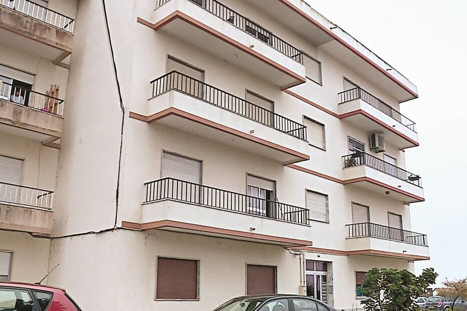 Prédio onde família mora, em Porto Alto.