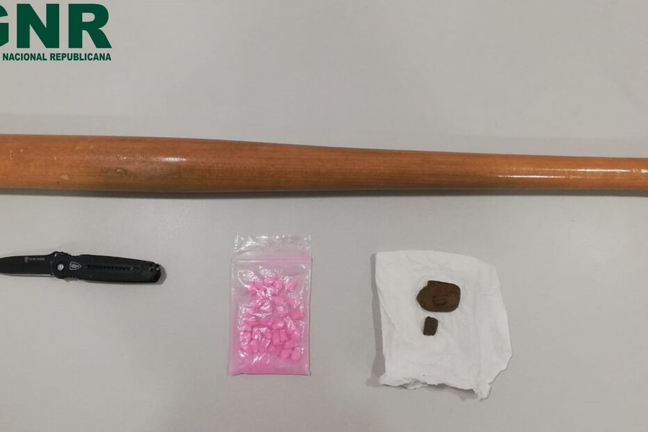 GNR apreendeu oito doses de haxixe, 33 comprimidos de ecstasy, uma faca e um taco de basebol. 