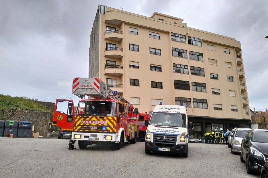 Incêndio em cozinha de apartamento em Gaia