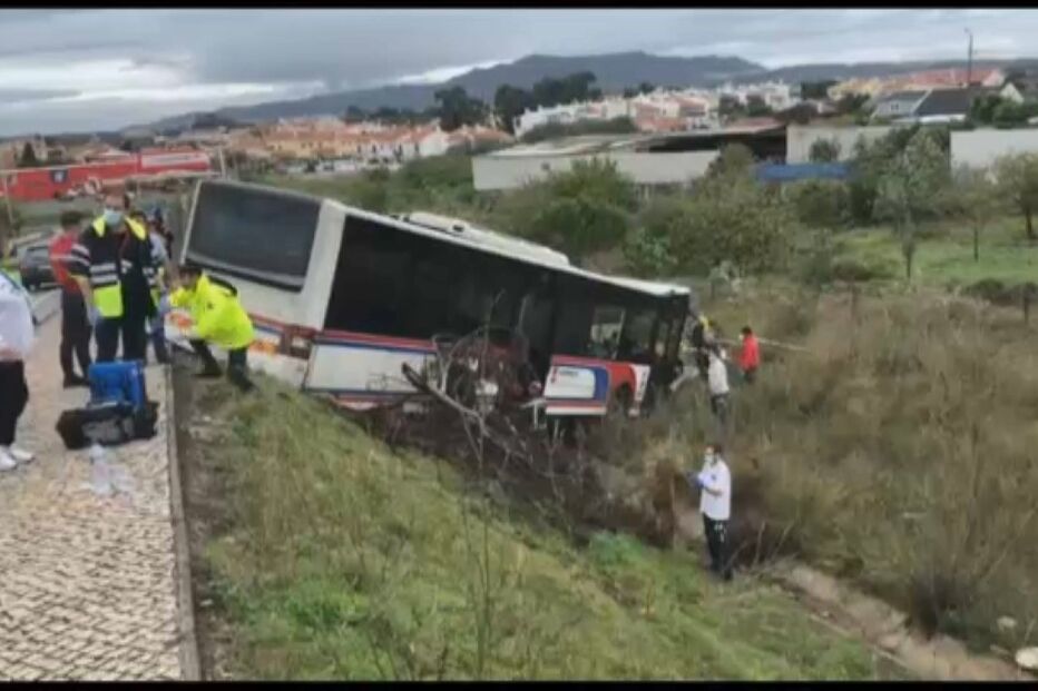 Despiste de autocarro faz nove feridos em Rio de Mouro 