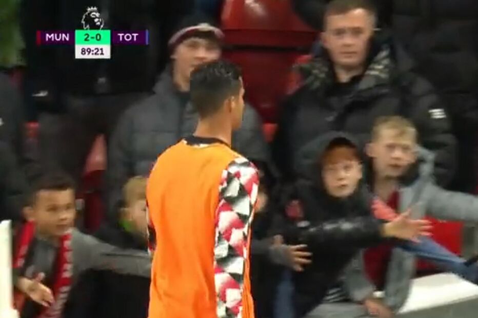 Cristiano Ronaldo recolhe aos balneários antes do apito final ao perceber que não ia jogar contra o Tottenham