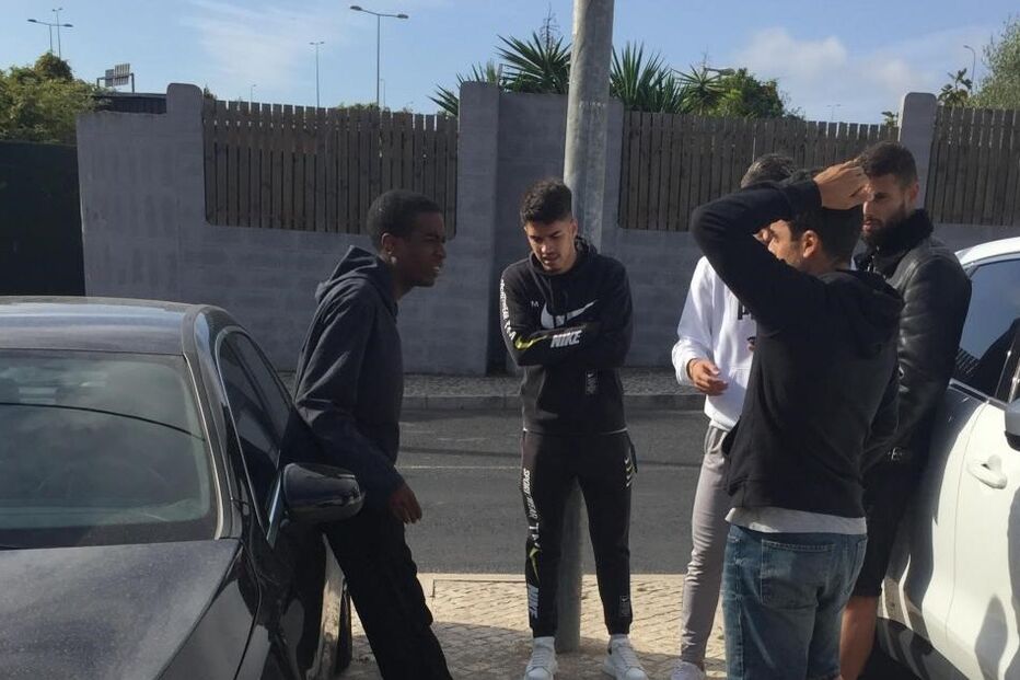 Jogadores do Villa Athletic Club indignados com a atual situação do clube à porta da rádio onde este trabalha