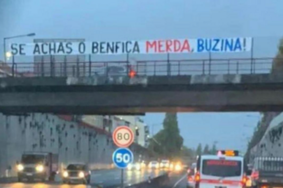 Traja provocatória colocada na VCI em dia de clássico Porto-Benfica