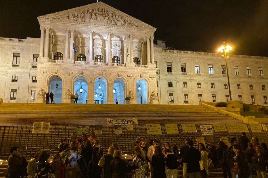 Protesto de pais e professores de colégios de educação especial em frente à Assembleia da República 
