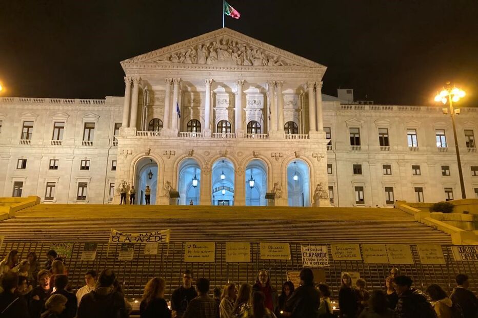 Protesto de pais e professores de colégios de educação especial em frente à Assembleia da República 