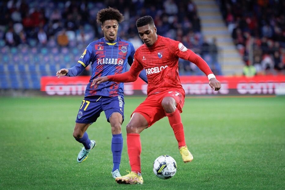 João Correia (D. Chaves) tenta desarmar Murillo (Gil Vicente)