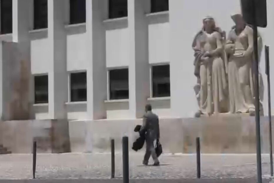 Homem que se filmou a dar sova à namorada condenado a três anos de prisão com pena suspensa