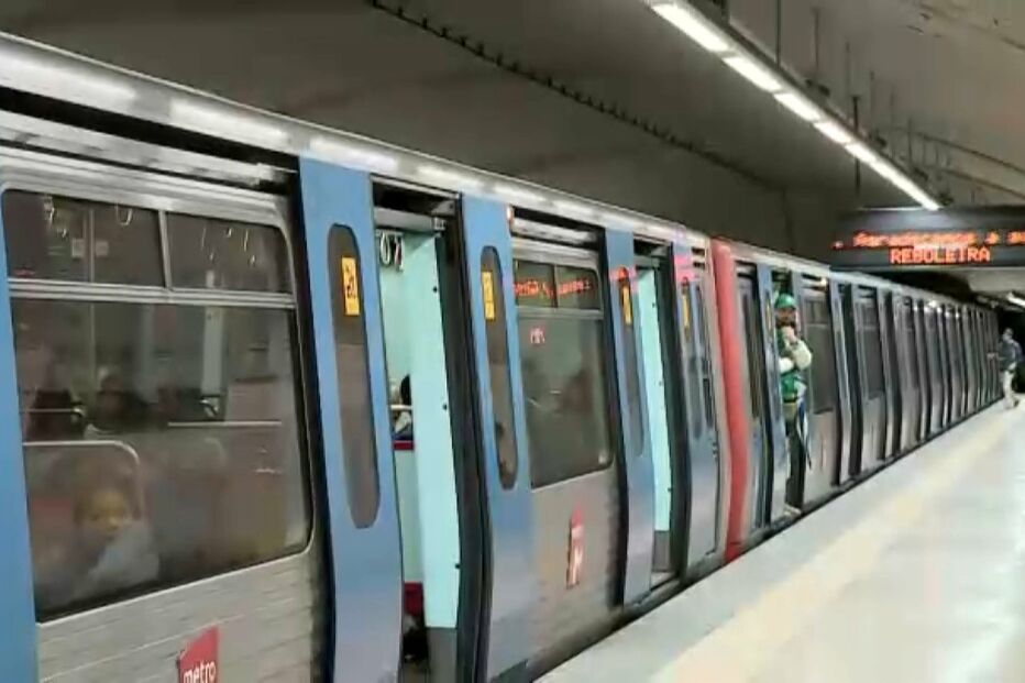 Metro da Linha Azul parado no sentido Reboleira - Santa Apolónia. Greve aumenta tempos de espera