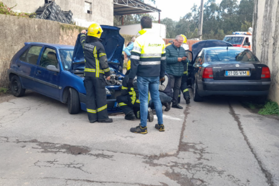 Colisão entre duas viaturas provoca dois feridos em Oliveira de Azemeis