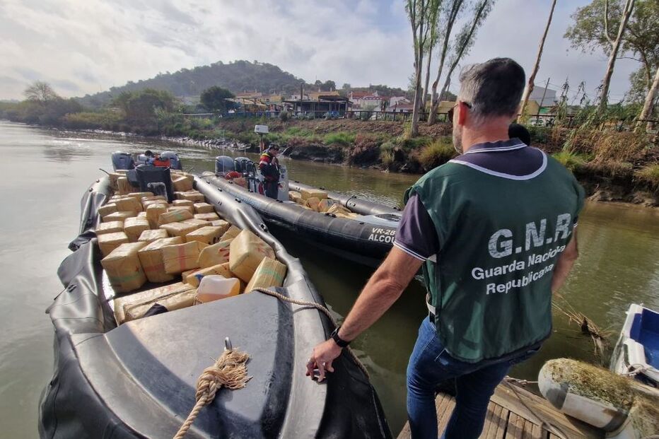 Colisão entre lancha carregada de haxixe e embarcação da GNR durante perseguição faz um ferido grave