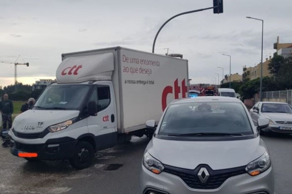 Dois homens feridos após colisão entre um carro e camião em Aveiro