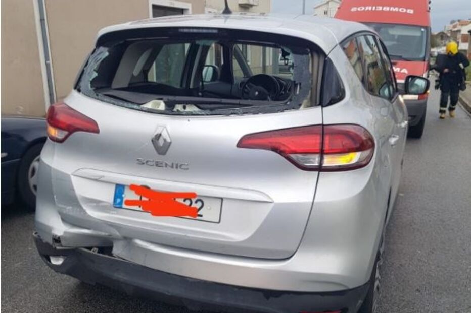 Dois homens feridos após colisão entre um carro e camião em Aveiro