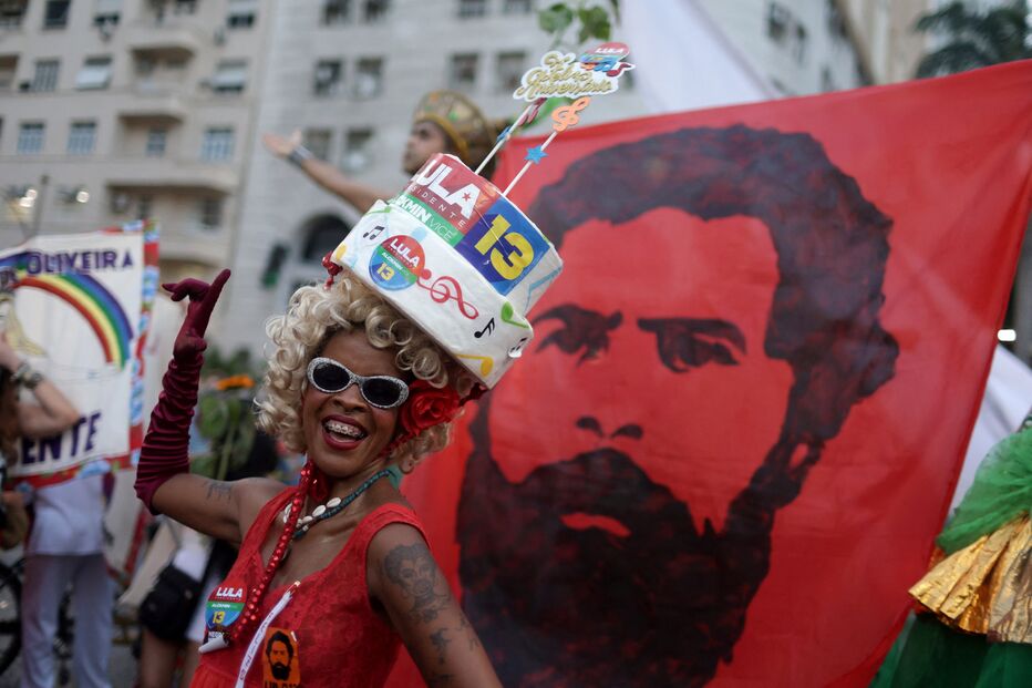 Apoio dos mais pobres reforça favoritismo de Lula da Silva em nova sondagem