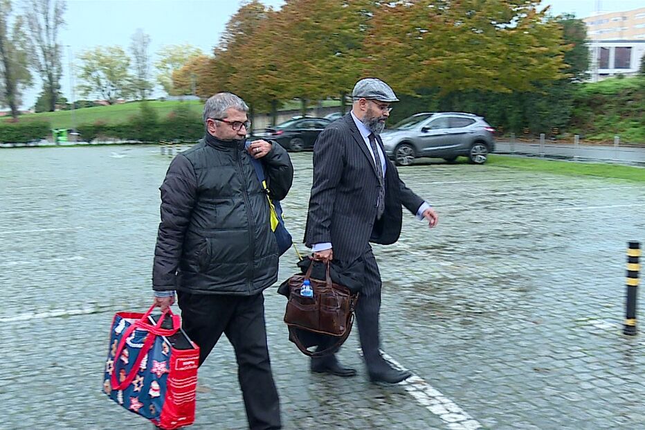 Padre António Pinto entrou às 14h10 desta sexta-feira no Tribunal de Matosinhos, de mochila às costas