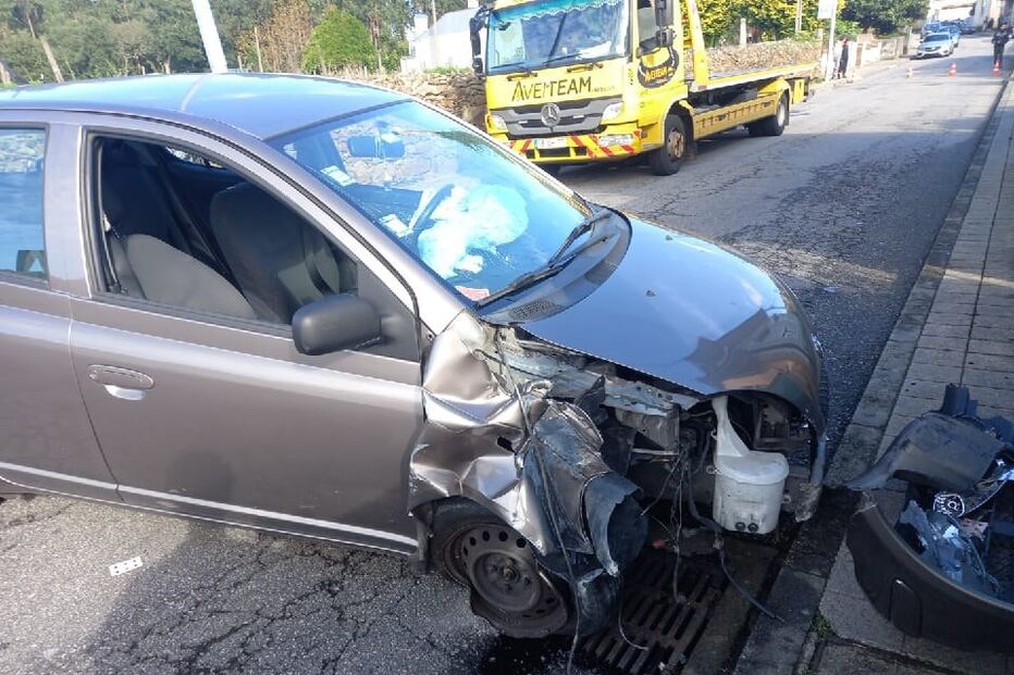 Colisão entre dois carros fere jovem de 22 anos em Espinho 