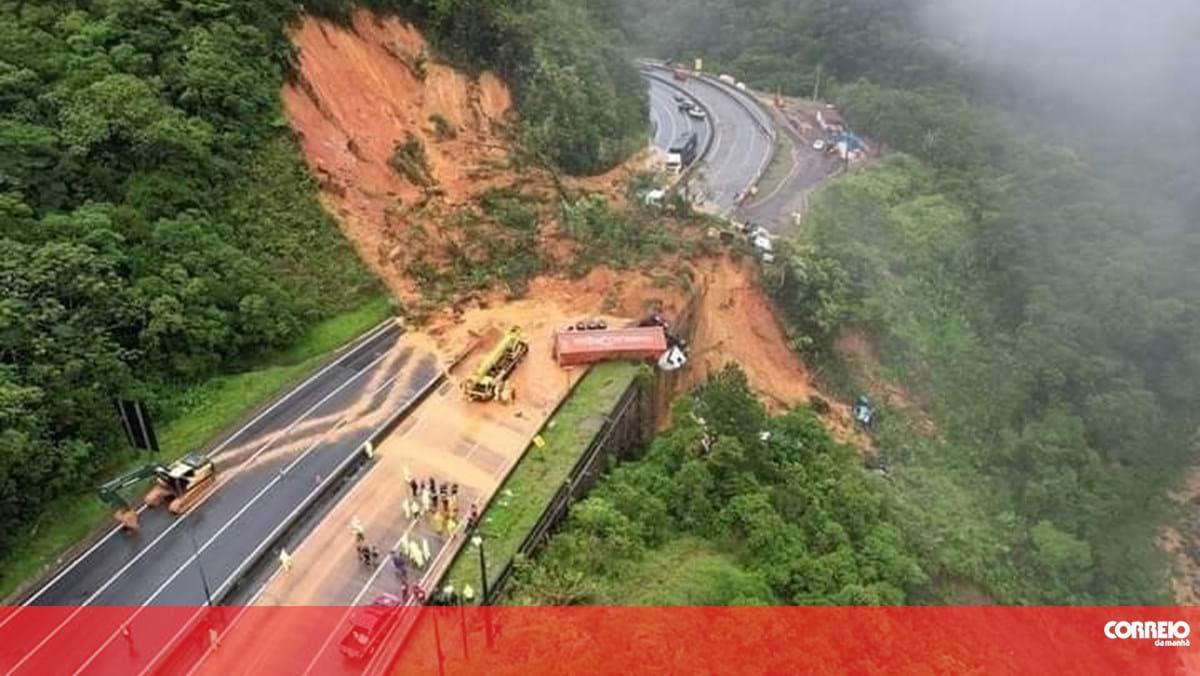 Deslizamiento de tierra deja más de 20 autos y camiones bajo tierra en Brasil – Reuters