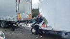 Homem de 50 anos morre em violenta colisão entre dois camiões em Santa Maria da Feira