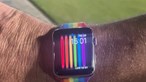 Operador de imagem da BBC impedido de entrar em estádio no Qatar por usar relógio com bracelete arco-íris 