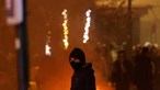 Polícia belga usa gás lacrimogéneo e fecha centro de Bruxelas para dispersar multidão envolvida em desacatos