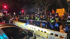 Jornalista da BBC espancado pela polícia durante protestos na China contra as restrições da Covid-19