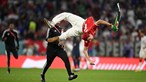 Adepto invade campo durante o jogo entre Tunísia e França para fazer piruetas no relvado