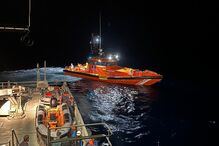 Marinha e Força Aérea Portuguesa resgatam embarcação de migrantes no Sul de Espanha