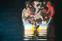 Marinha e Força Aérea Portuguesa resgatam embarcação de migrantes no Sul de Espanha