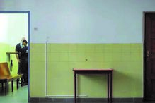 Recluso e guarda surgem aos beijos e abraços num vídeo