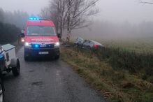 Carro despista-se e embate contra árvore nos Arcos de Valdevez