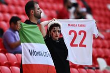 Adeptos do Irão protestam contra o governo nas bancadas