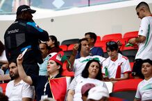 Adeptos do Irão protestam contra o governo nas bancadas