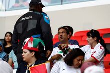 Adeptos do Irão protestam contra o governo nas bancadas